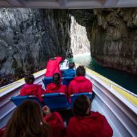Cruise alongside some of Australia's highest sea cliffs and beneath towering crags | Tourism Tasmania & Joe Shemesh
