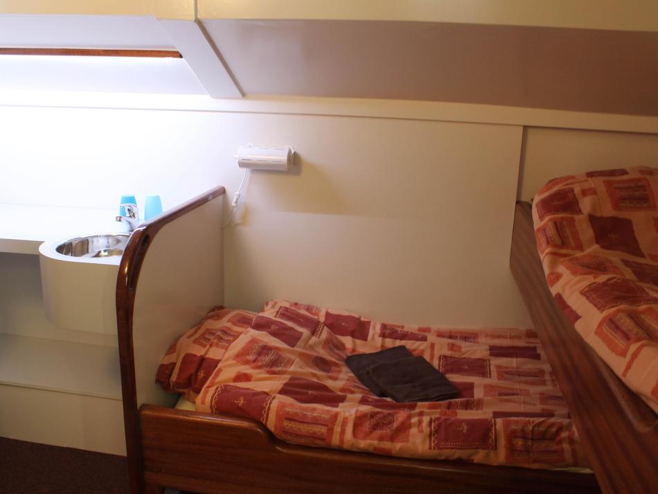 Split level beds on the Claire de Lune barge -  Photo: HAT Tours